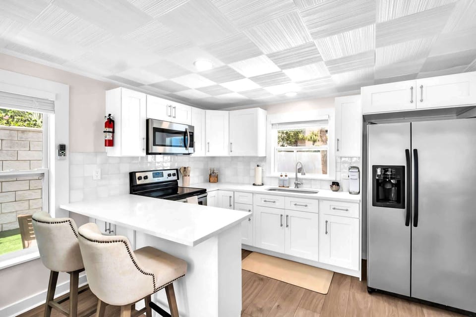 Kitchen Delight: Sleek design meets functionality in this light-filled culinary haven!