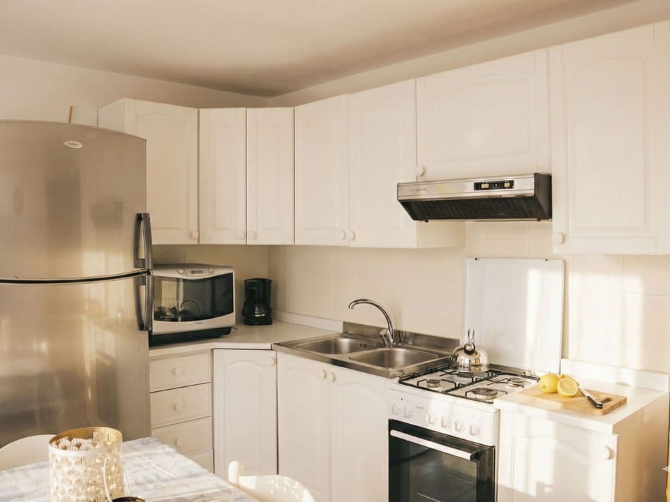 Kitchen Appliance, Kitchen, Furniture, Countertop, Major Appliance, Cabinetry, Interior Design, Home Appliance, Flooring, Wood