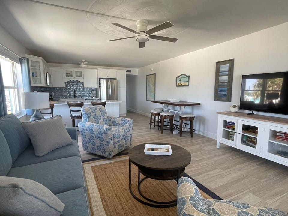 Living room with open concept to breakfast bar and dining table.