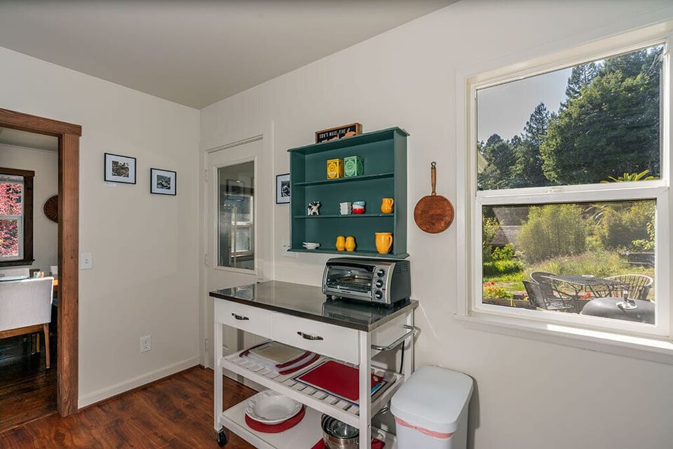 The kitchen has plenty of surfaces to meal prep & even a toaster