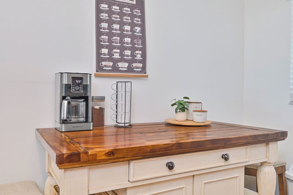 FCC204 - Breakfast nook in the kitchen