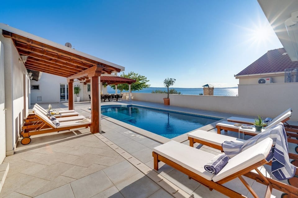 Seaview Villa MaToLi with heated 50sqm pool and 4 bedrooms, close to town Split (10km)
