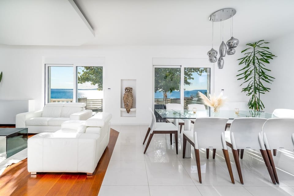 Fully air-conditioned living and dining area that has glass doors on the Southside