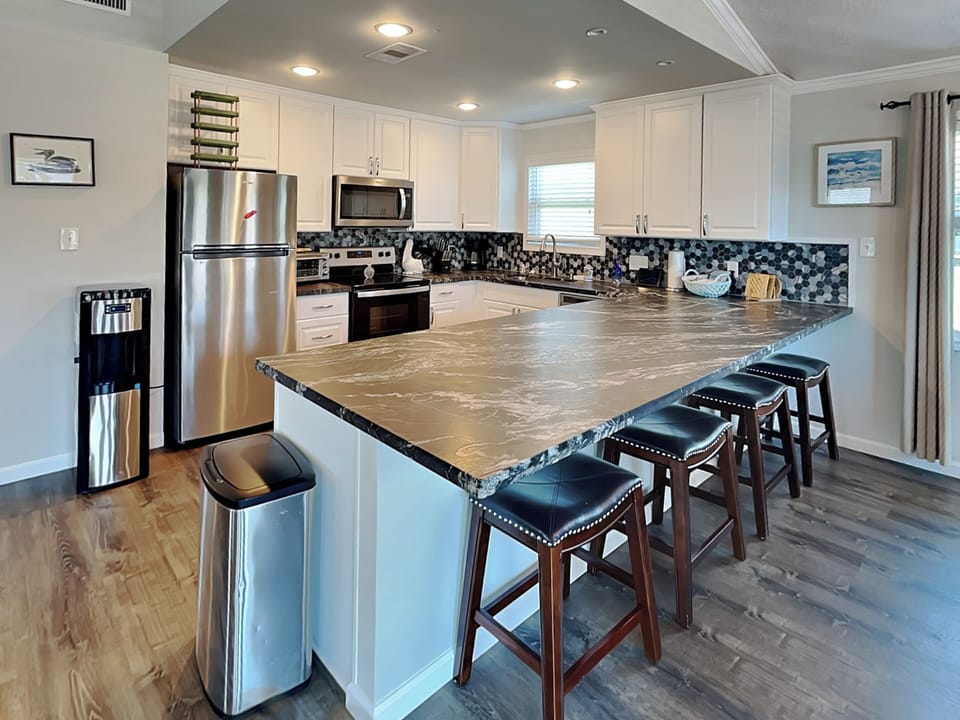 Full Kitchen - Countertop Seating For 4 - Second Floor