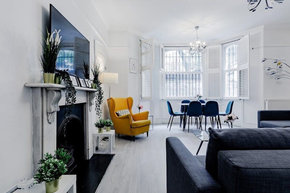 Living Room / Lounge