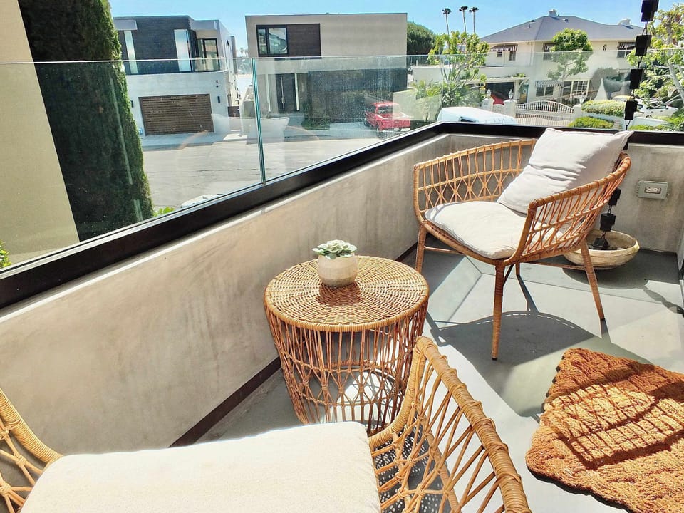 Balcony with outdoor seating 