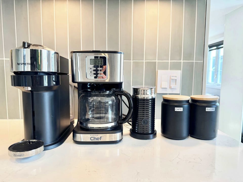 Cuisine gourmande — préparez votre café du matin à la perfection grâce à des appareils haut de gamme et un décor raffiné qui inspire douceur et confort.