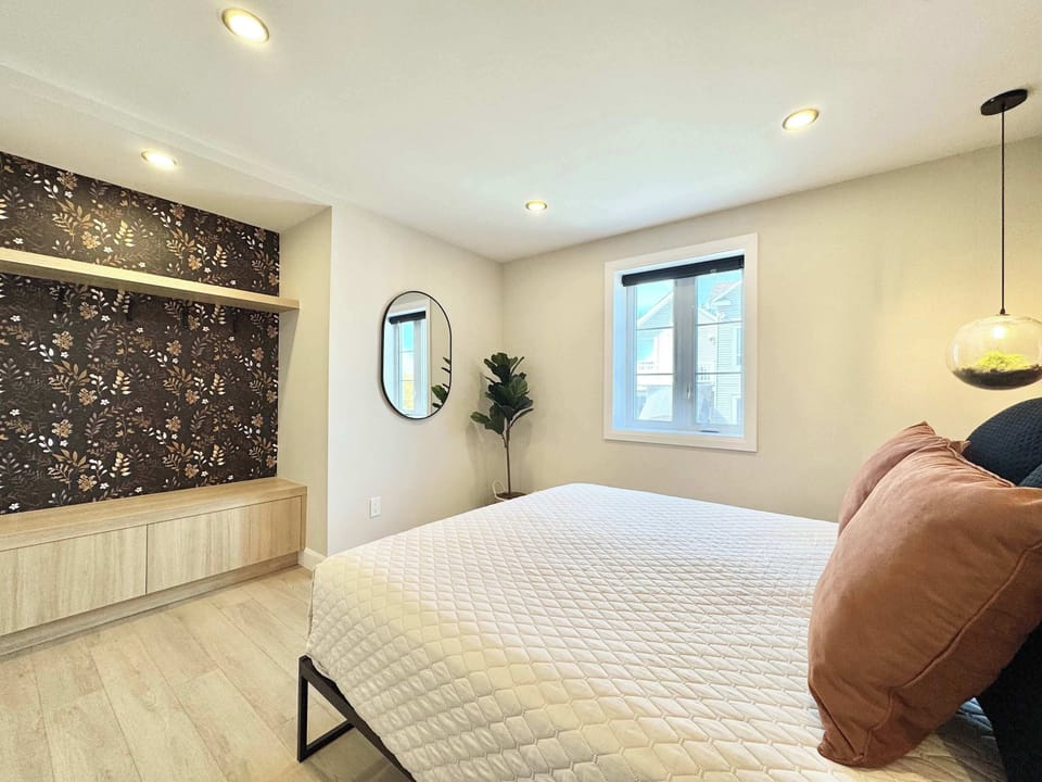 Chambre confortable : un éclairage raffiné, des textures douces et une ambiance apaisante pour un repos parfait.