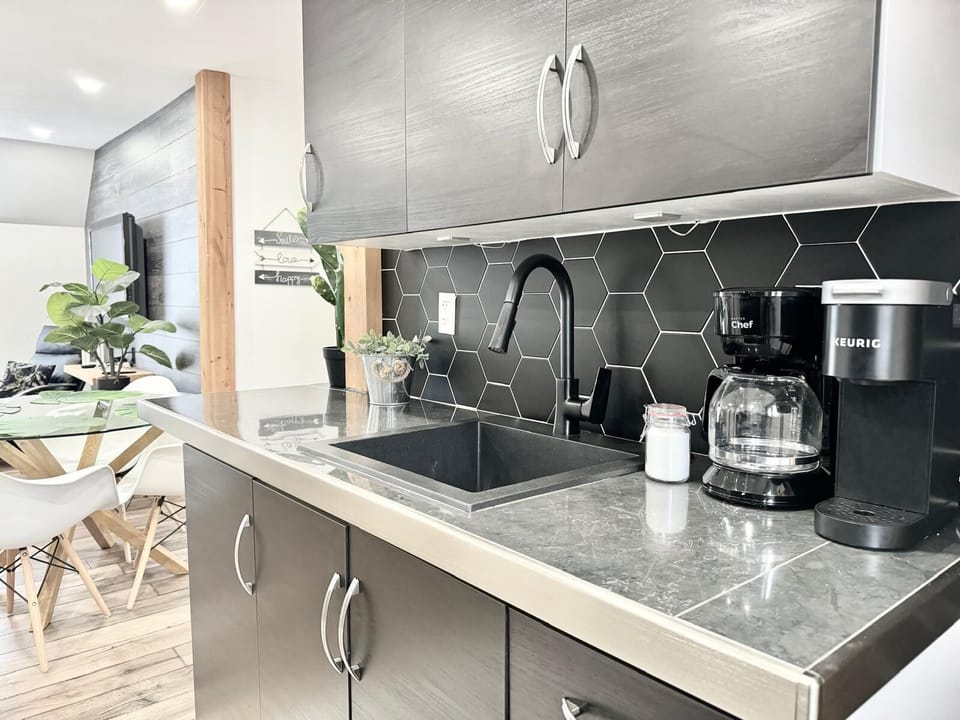Espace café dans la cuisine Moderne : décor chic et électroménagers contemporains pour inspirer vos aventures culinaires les plus excitantes.