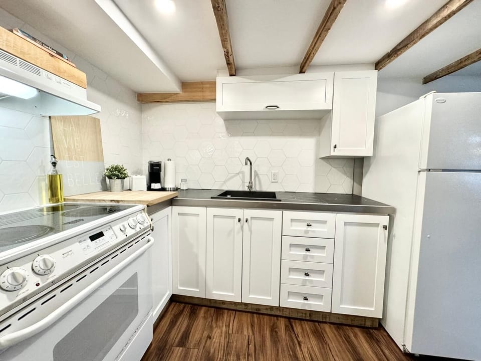 Cuisine complète : Design moderne et pratique — carreaux hexagonaux et électroménagers élégants pour cuisiner avec plaisir !