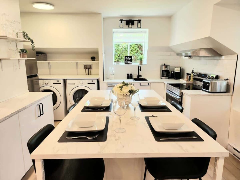 Salle à manger : un espace lumineux au design épuré, parfait pour les repas en famille ou un café matinal en toute sérénité.