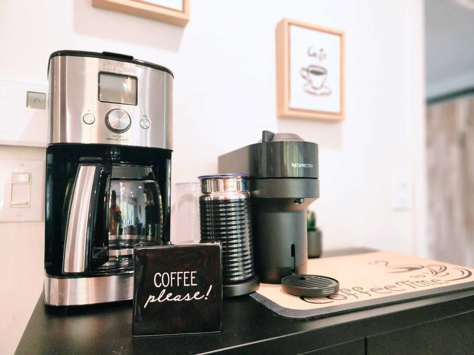 Cuisine gourmande : préparez votre café parfait et vos repas dans un décor moderne et raffiné aux détails soignés.