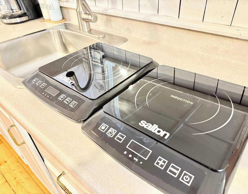 Plaques à induction et ensemble batterie de cuisine incluse