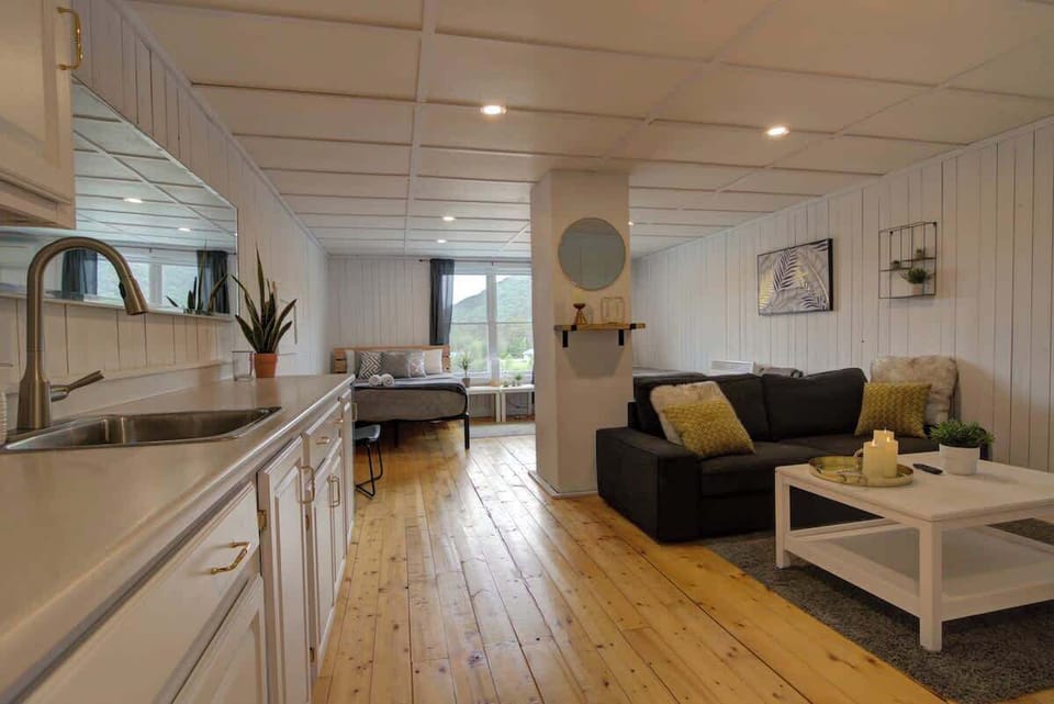 Chambre lumineuse au décor moderne, avec une vue imprenable et un espace pour se détendre!