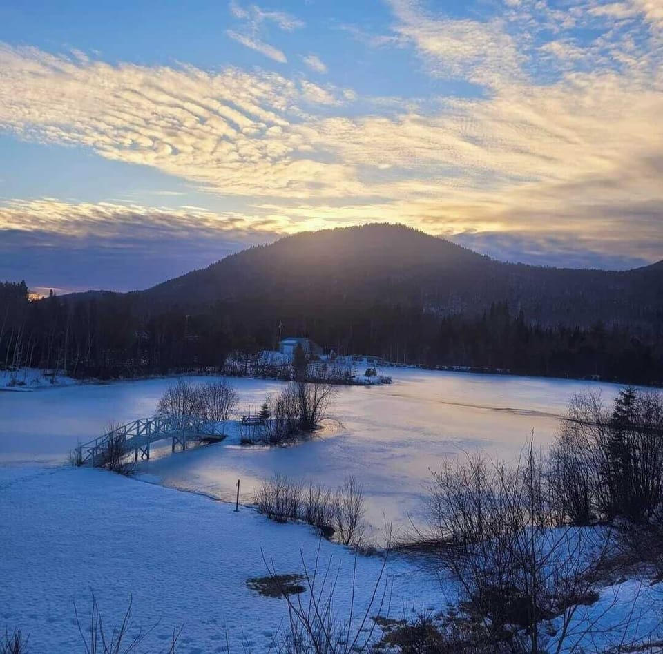 Détendez-vous avec une vue imprenable sur les lacs gelés et les montagnes majestueuses!