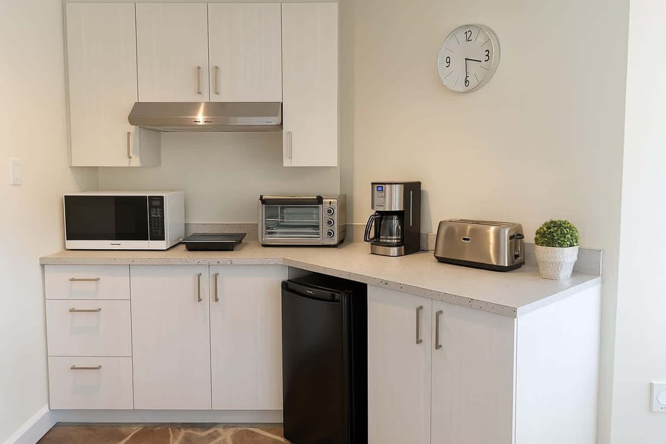 Des appareils modernes et des finitions élégantes font de la cuisine un plaisir dans cet espace accueillant!