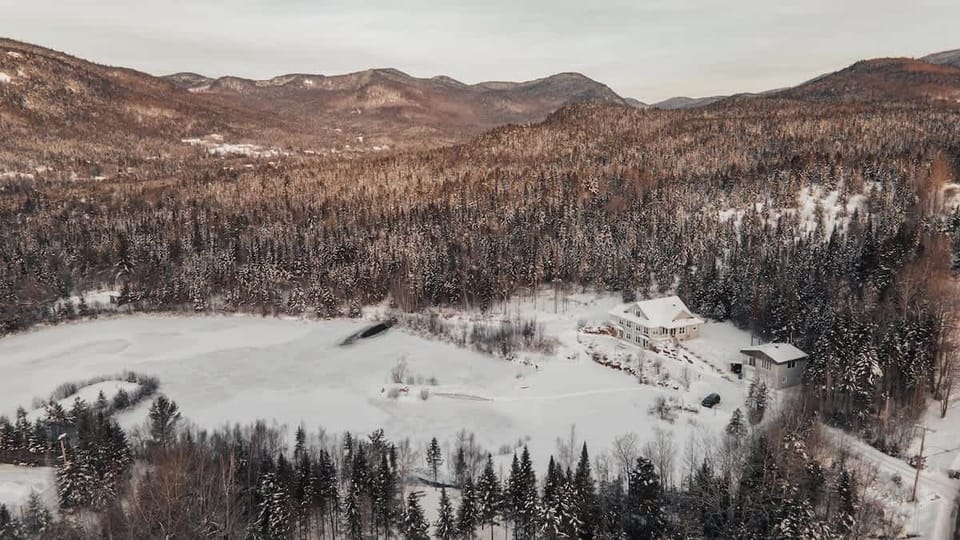 
Plongez-vous dans l'ambiance hivernale avec des vues imprenables sur les montagnes et des paysages enneigés d'une grande sérénité !