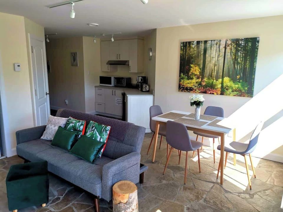 Espace baigné de soleil au décor moderne, parfait pour la détente et la conversation!