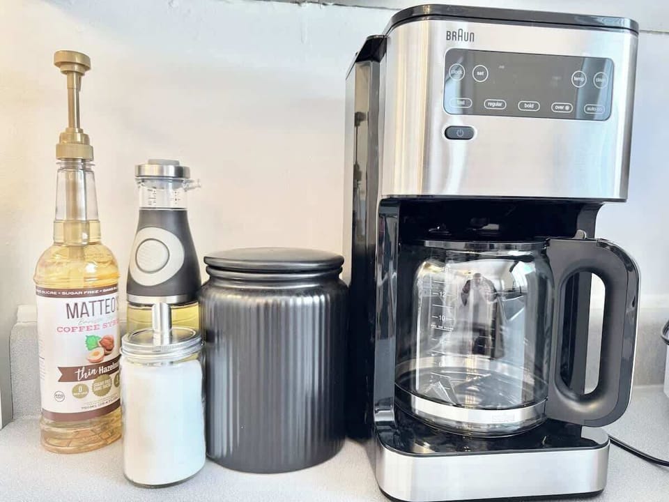 Préparez votre tasse parfaite avec des équipements haut de gamme et des sirops aromatisés à portée de main !