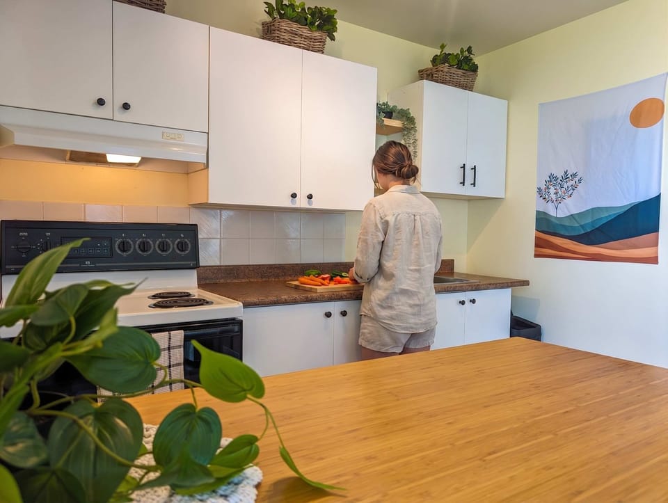 Espace lumineux et aéré avec appareils modernes et décor charmant, idéal pour vos aventures culinaires.