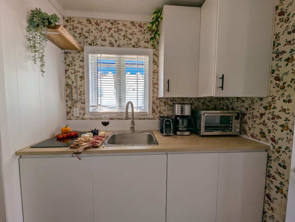 Profitez d’un espace lumineux et accueillant, équipé d’appareils modernes et embelli de touches florales. Un cadre raffiné, idéal pour éveiller votre créativité culinaire tout en mariant confort et élégance.