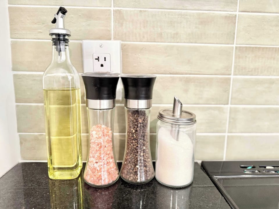 Cuisiner devient facile ! Nous avons fourni les produits essentiels de base – huile, sel et poivre – pour que vous ayez tout ce dont vous avez besoin pour commencer à créer vos plats préférés.