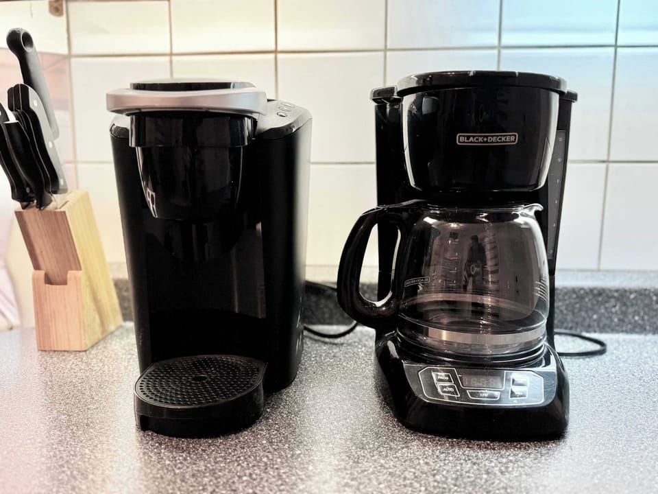 Coin café : Préparez votre café idéal grâce à une machine à dosettes ou une cafetière classique, selon vos envies !