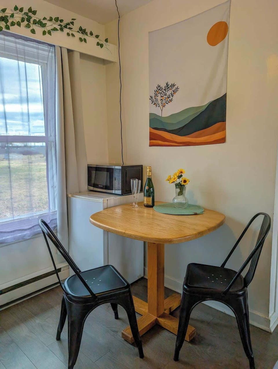 Coin repas chaleureux : déco moderne et vue panoramique pour des moments gourmands inoubliables.