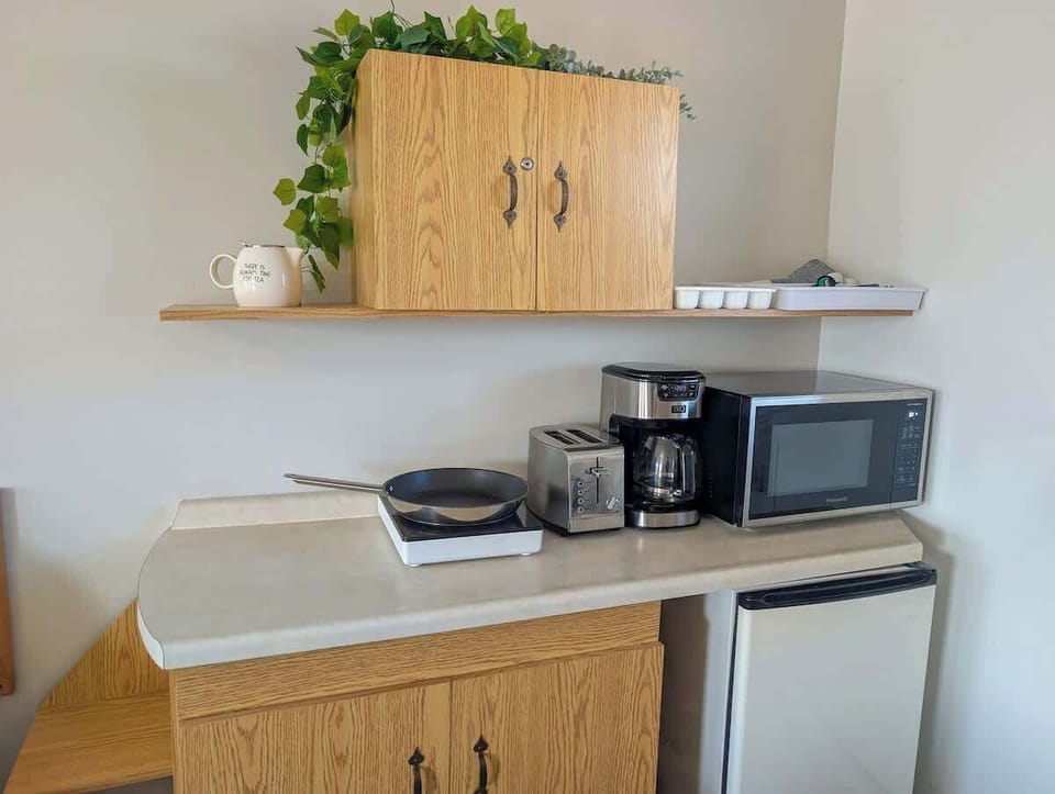 Commencez la journée en beauté dans cet espace bien équipé avec électroménager moderne — idéal pour préparer vos petits-déjeuners préférés.