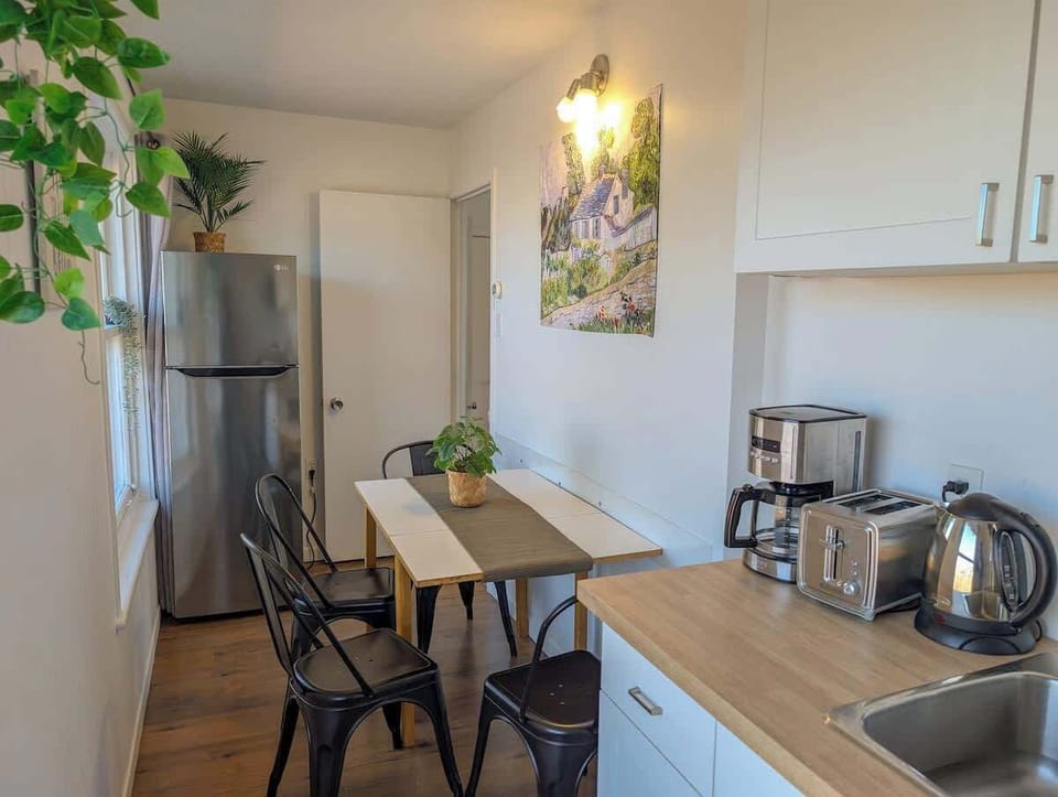Savourez vos repas ou votre café du matin dans un espace lumineux au mobilier moderne, avec une belle vue.

