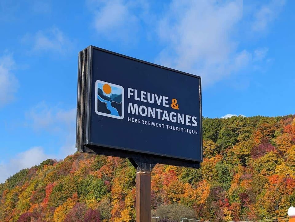 Bienvenue dans notre retraite de charme, où la rivière rencontre la montagne dans un décor automnal à couper le souffle.