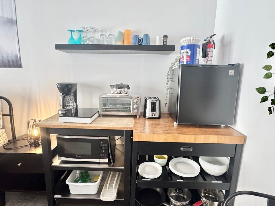 etit format, grand style. Notre cuisinette moderne est entièrement équipée avec tout ce dont vous avez besoin pour cuisiner un festin local ou préparer le parfait café matinal.