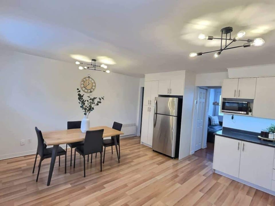 Espace repas : un lieu lumineux et moderne, idéal pour savourer des repas et des moments conviviaux entre proches.