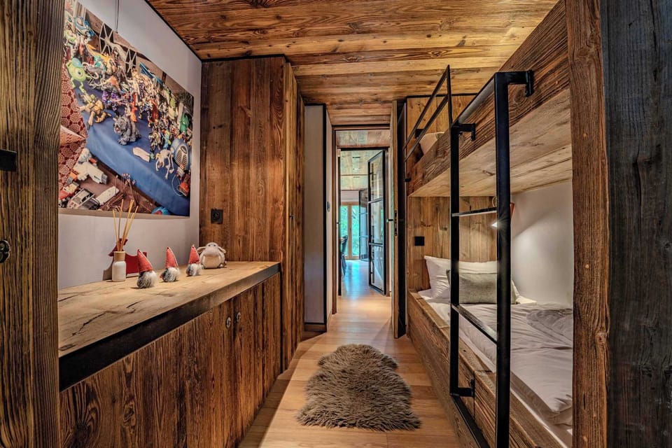 Another hallway view—this Megève apartment welcomes you with alpine art, natural wood, and a warm atmosphere in every corner.