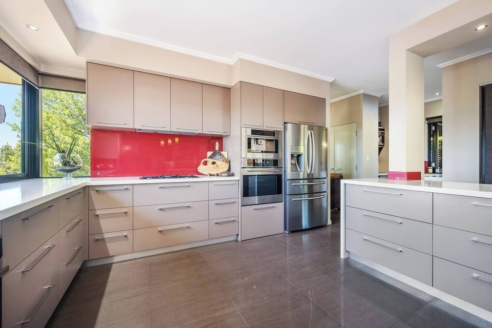 The kitchen is fully equipped with double ovens, a gas cooktop, and a breakfast zone, perfect for slow starts.

