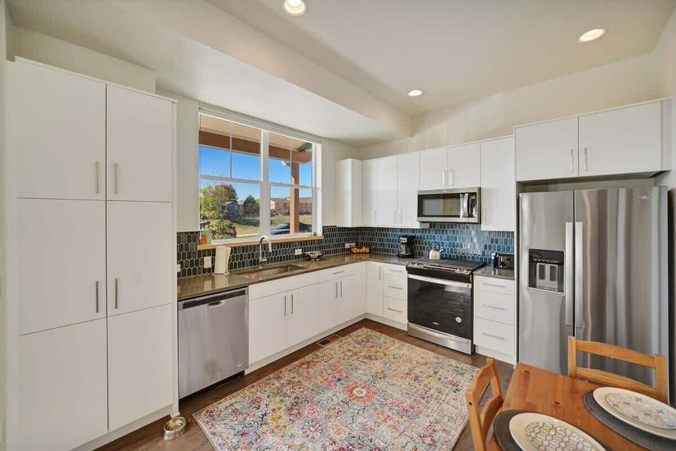 Fully equipped kitchen with plenty of space for daily use