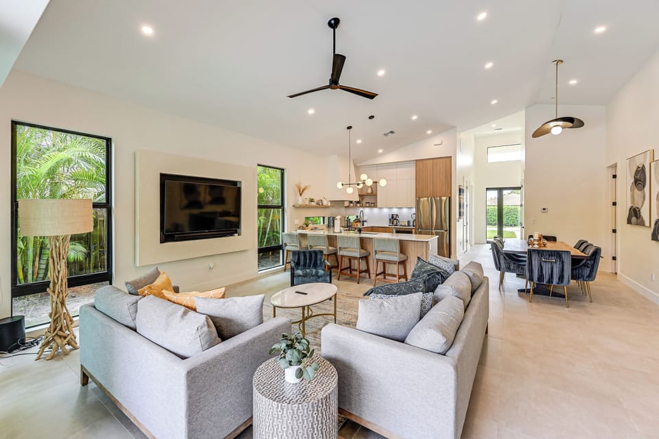 Living Room | Free WiFi | Central Heating & A/C | Smart TV
