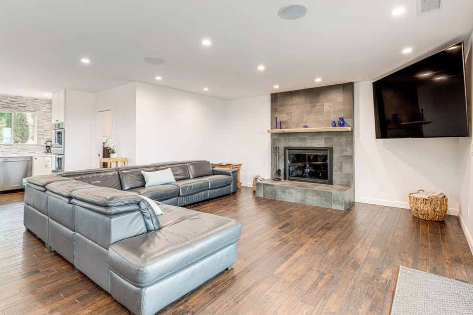 Living Room | Smart TV | Fireplace