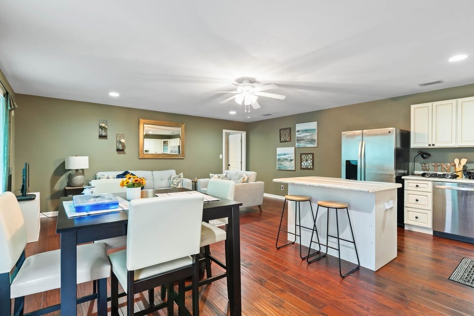 Open kitchen and living room, Spend time with friends and family! 