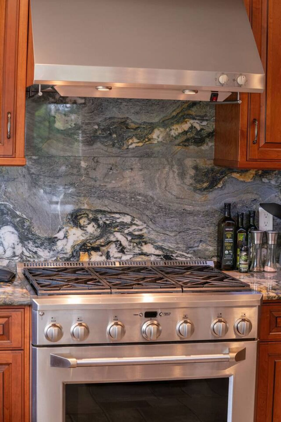 The kitchen has a really nice 6 burner gas stove with a powerful fan and lights.