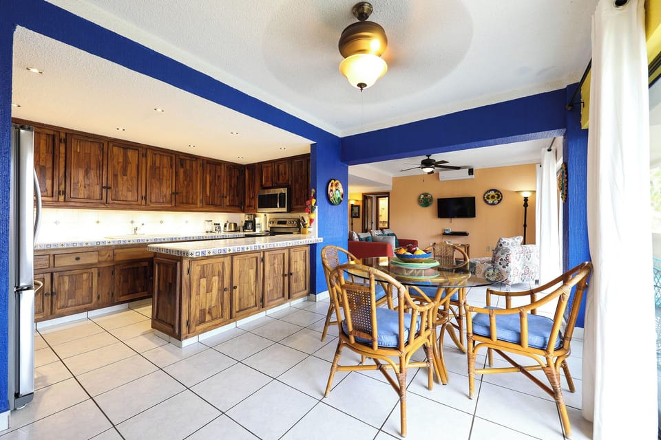 Dining Area & Kitchen