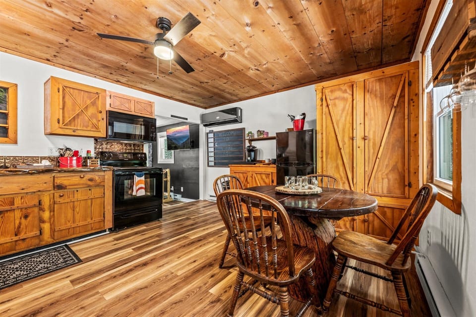 Cook up your mountain memories in this cozy cabin kitchen 🪵🍳 — fully equipped for family meals and late-night snacks.
