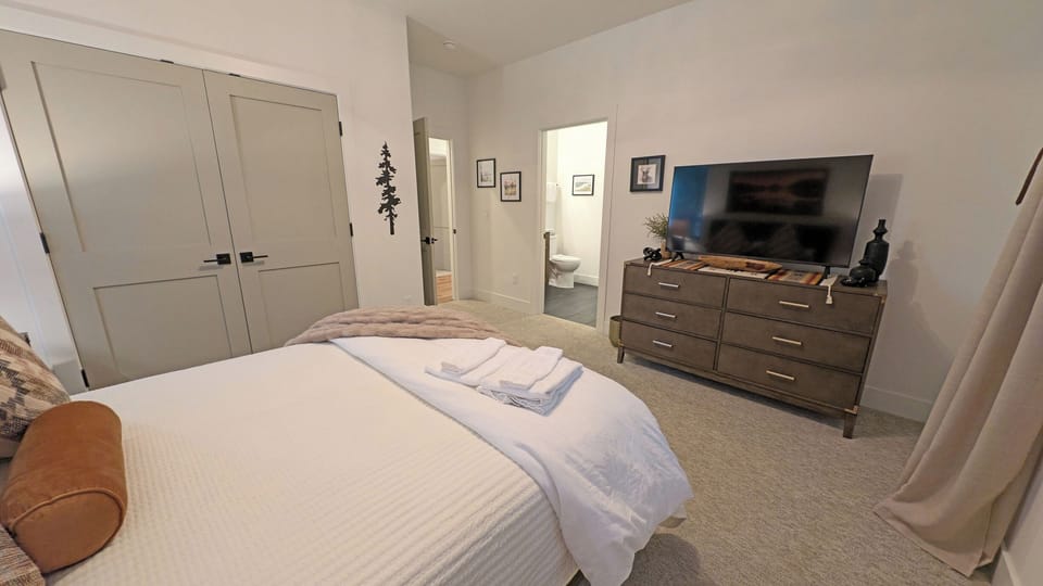 A Smart TV and En Suite