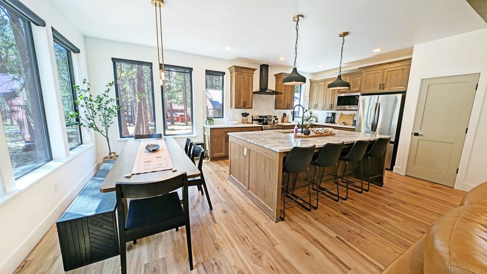 The dining table has a bench and chairs to fit 6-7, plus 4 more at the island