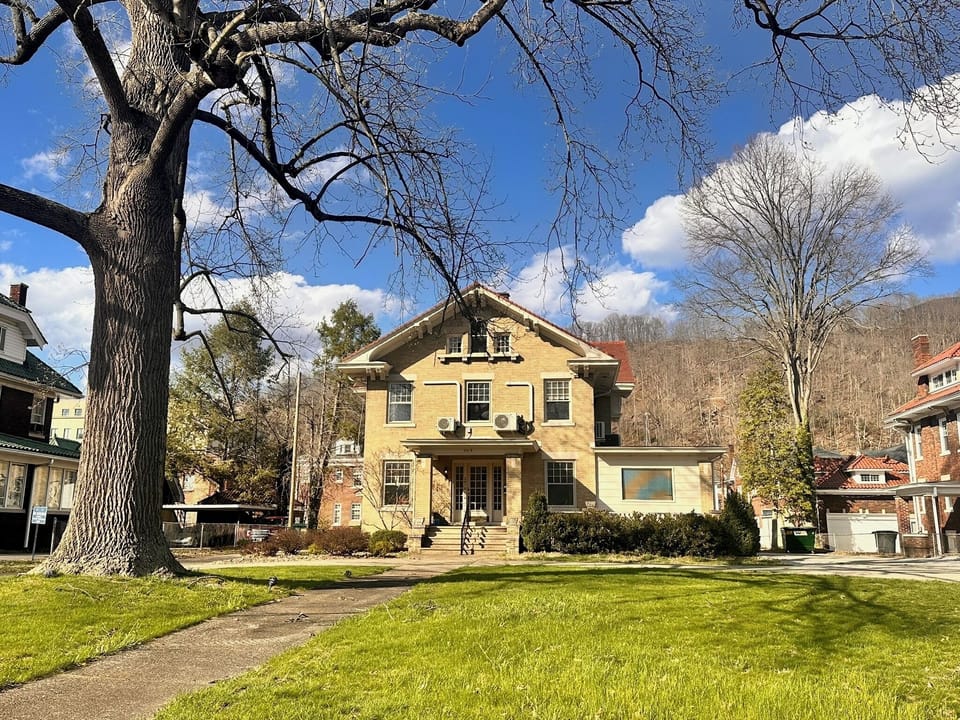 Picture of the front of the main house (studio in back building)