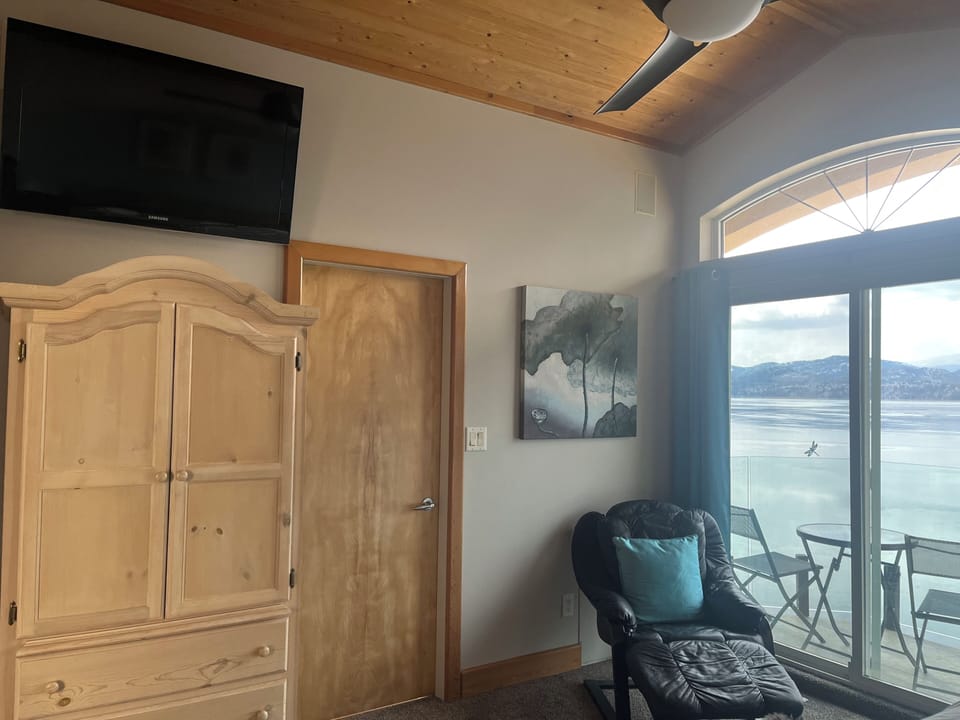 Primary Bedroom has flat screen Tv & walk-in closet