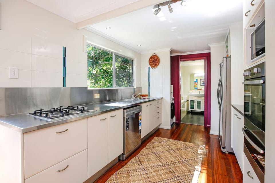 The kitchen is bright, functional, and perfect for home cooking. It includes a full-size fridge, oven, stovetop, microwave, and all basic cookware—ideal for enjoying meals together by the beach.