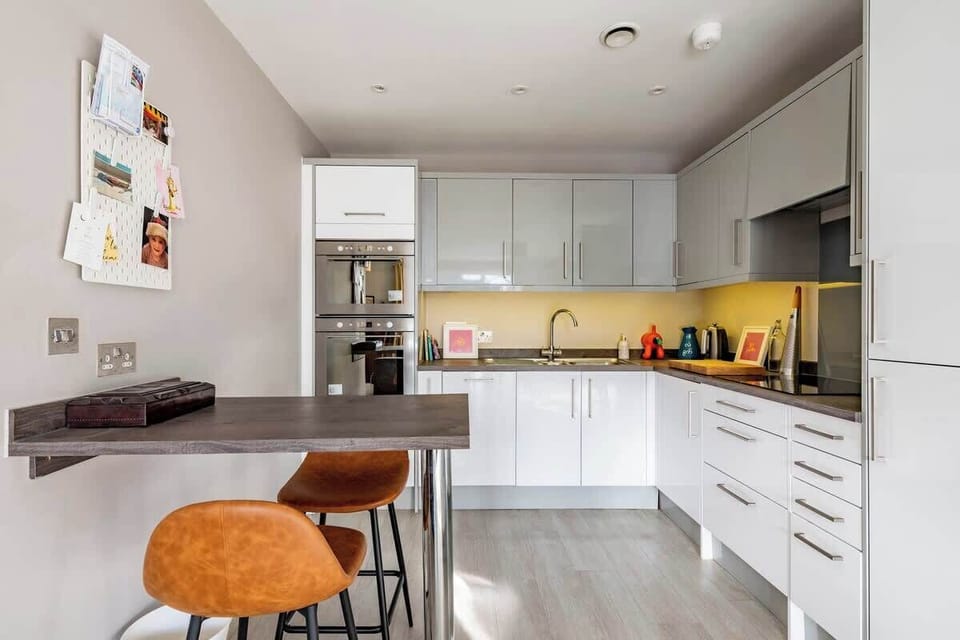 Kitchen with breakfast bar, kitchen equipped with all utensils and built-in Bluetooth speaker