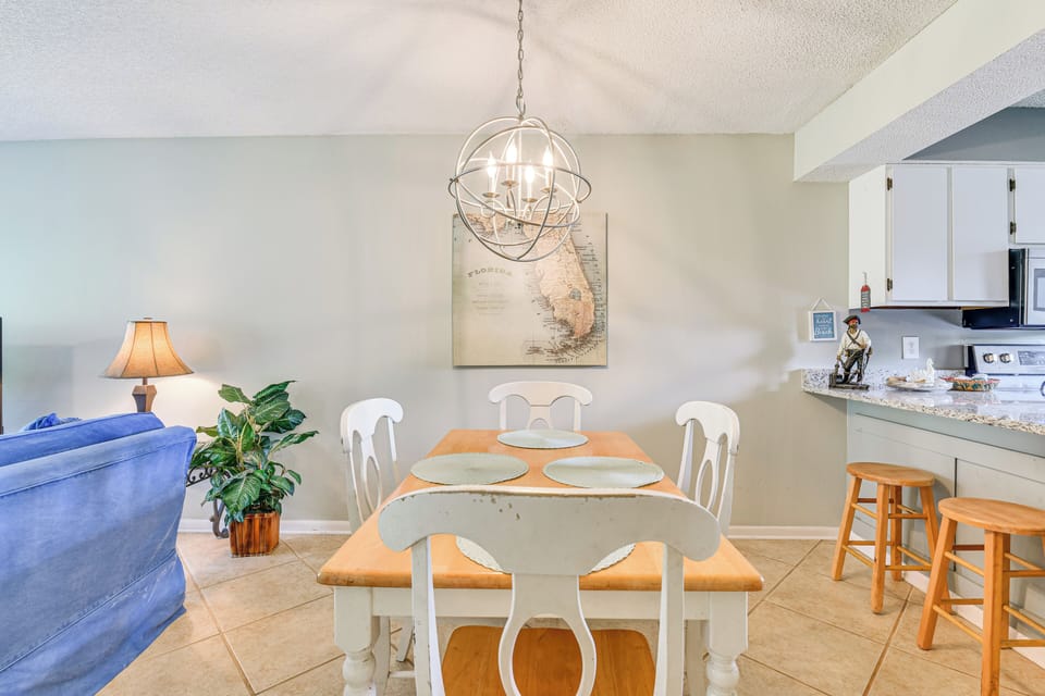 Dining Area | Dishware/Flatware Provided | 1st Floor