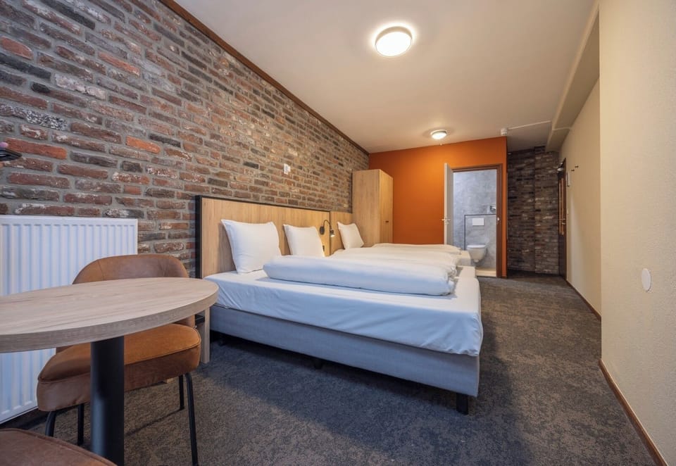 Unit with 3 Twin-size beds